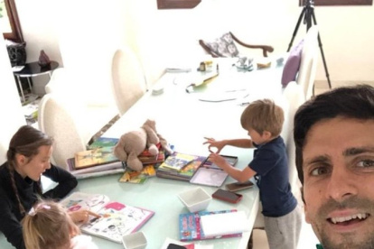 Djokovic publicó esta fotografía con su familia junto a una carta llena de optimismo.