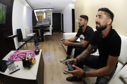 El delantero Maximiliano Barreiro disfruta de la consola, ahora que tiene más tiempo libre. Su juego favorito es el fútbol. Generalmente tiene partidas con sus familiares y compañeros de equipo vía online.

El delantero Maximiliano Barreiro disfruta de la consola, ahora que tiene más tiempo libre. Su juego favorito es el fútbol. Generalmente tiene partidas con sus familiares y compañeros de equipo vía online.