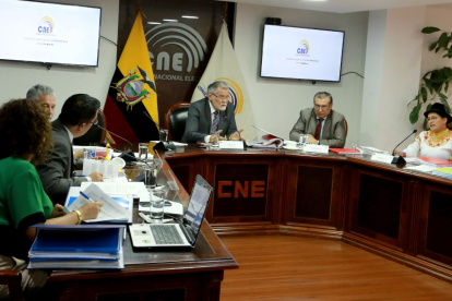 Enrique Pita presidió por unos minutos la sesión del pleno del CNE en la que se aprobó el calendario electoral.