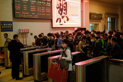 Algunas ciudades chinas comienzan a retomar su normalidad sin dejar de lado la prevención.