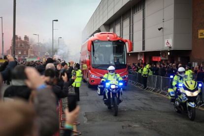 Los agentes de seguridad que resguardan el orden en el estadio de Anfield trabajarán para la comunidad mientras dure la emergencia sanitaria en Inglaterra.