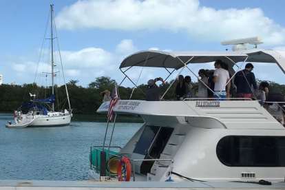 Fiestas que se organizan en botes anclados en Miami, en plena pandemia del coronavirus. Los casos de COVID-19 aumentan en Florida a un ritmo de 100 o más por día.