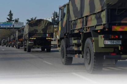 Así ocurre en Italia: Una larga columna de camiones del Ejército desfiló por el centro de Bérgamo. Transportaban féretros de decenas de víctimas de coronavirus para su incineración en otros municipios.