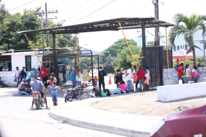 En varias zonas de Guayaquil, los ciudadanos siguen con sus actividades normales a pesar de la emergencia sanitaria.