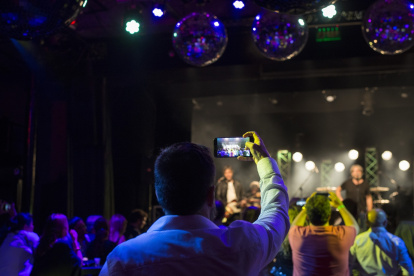 Ante la suspensión de eventos, los famosos han encontrado la forma de seguir entreteniendo a sus fans... a distancia.