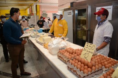 Las autoridades municipales recorren los mercados de Quito