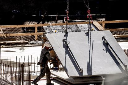 Un trabajador en una obra de construcción en el centro de Dresde, uno de los sectores golpeados por la pandemia de coronavirus.
