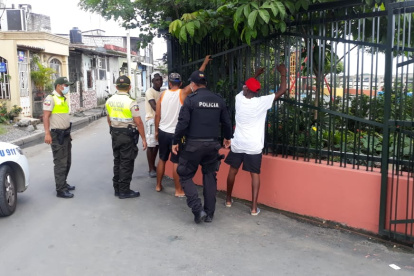 La Policía  ha emprendido varias acciones para impedir que la ciudadanía salga innecesariamente de casa.