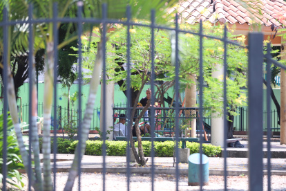 Hecho. En los parques de Guayaquil, donde hay más casos de COVID-19, es común ver aún a personas reunidas.

Foto: Valentina Encalada

Nota:Juan Daniel Ponce



MARZO 23 Guayaquil-Ecuador

Agencia (ag-expreso)