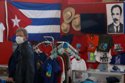 Un pasajero en el aeropuerto de La Habana espera la partida de su vuelo antes del cierre de las fronteras.