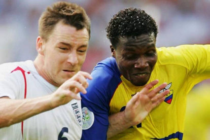 Carlos Tenorio, cuando jugaba por la Tri, en el duelo ante Inglaterra.