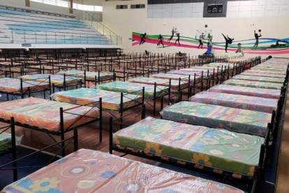 En el coliseo Abel Jiménez ya se instalaron las camas.
