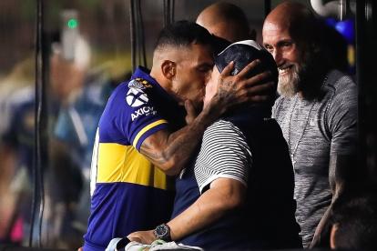Diego Armando Maradona y Carlos Tévez empezaron el partido de Boca ante Gimnasia con una muestra de cariño.