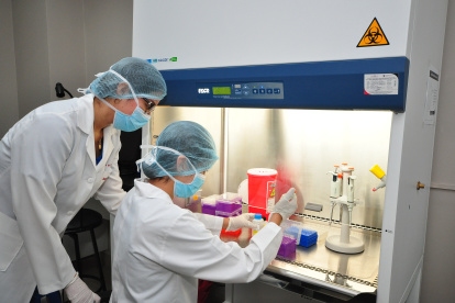Los laboratorios de la UEES  cuenta con los profesionales para que realicen exámenes de detección del coronavirus