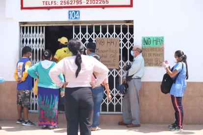 Aglomeración. Decenas de personas repletaron las farmacias en busca de medicamentos.