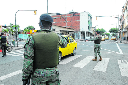 Control de movilidad en algunas calles del suburbio, el pasado 18 de marzo. Participaron miembros del Ejército. 

18 MARZO del 2020

GERARDO MENOSCAL

Agencia (ag-expreso)