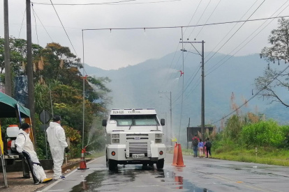 El arco de desinfección porque el deben pasar los vehículos en el puesto de control.