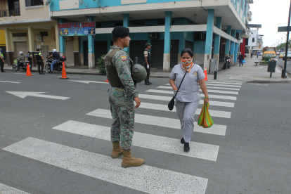 El toque de queda se amplía. Ahora iniciará a la 14:00 y los militares participarán del resguardo de la provincia y el cumplimiento de la medidas.