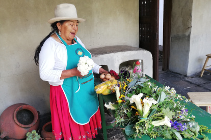 Curandera. María Pauta, selecciona los ingredientes que utilizará para preparar uno de jugos que le solicitan los clientes. Lleva 45 años en este oficio.