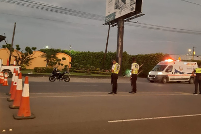 Agentes de tránsito de Babahoyo bloquearon el ingreso a las ambulancias que llevaban pacientes con coronavirus.