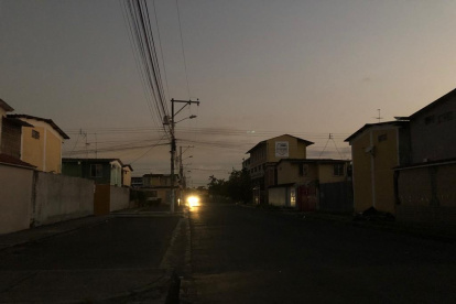 Habitantes de Mucho Lote reclamaron por la oscuridad en su sector.