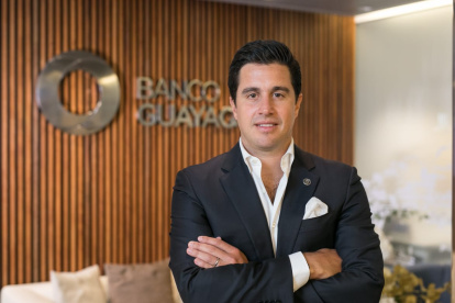 Economista por la Penn State University y máster en administración de negocios en el IDE Bussiness School.