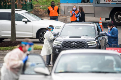 Médicos y voluntarios del Children"s National Hospital examinan a los niños, que llegaron con una referencia médica, por el coronavirus en un sitio de prueba de manejo en Washington DC, capital de Estados Unidos.