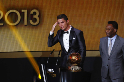 Pelé (d) cree que Cristiano Ronaldo es el mejor jugador de fútbol en la actualidad.