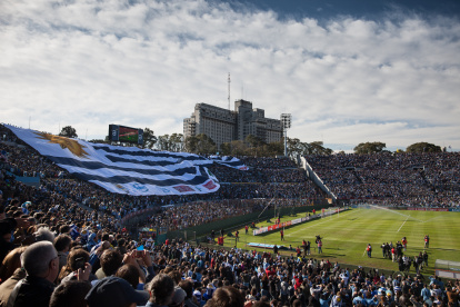 El estadio Centenario es donde hace de local la selección uruguaya de fútbol.