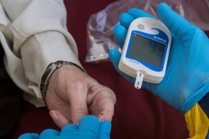 Un médico le hace el test a un paciente potencialmente infectado con el coronavirus, en Bruselas.