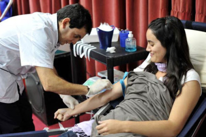 Una persona dona sangre en la Cruz Roja.