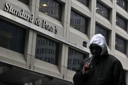 La firma emitió un comunicado este 25 de marzo de 2020, en el que anunciaba la degradación de la calificación de la deuda ecuatoriana.