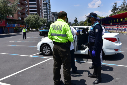La Policía efectúa operativos de control del cumplimiento de la restricción vehicular, estado de excepción y toque de queda