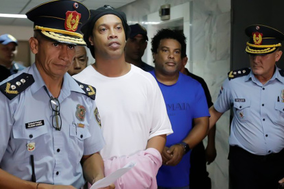 Ronaldinho sigue recluido en la cárcel de Paraguay junto a su hermano. El 21 de marzo cumplió 40 años de edad, pero tras las rejas.