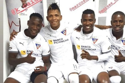 Marcos Caicedo, junto a sus compañeros en Liga de Quito.