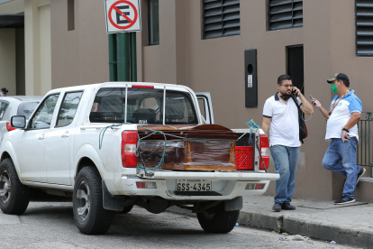 De acuerdo al protocolo de Salud, la simple sospecha de contagio tiene que derivar en una cremación.