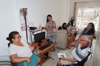 Las familias aprovechan en momento para leer la biblia, jugar y realizar juntos diversas actividades.