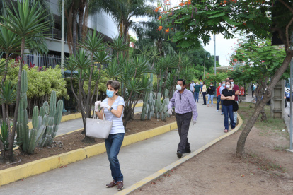 La fila en las afueras del supermercado del centro comercial Los Ceibos en el norte de Guayaquil.