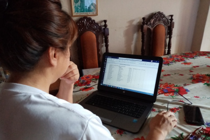 Mary Torres, maestra de quinto básico, labora desde su casa en la modalidad de teletrabajo.
