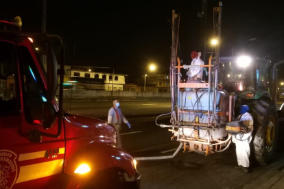 Acción. Bomberos de Guayaquil participan en el proceso de fumigación.