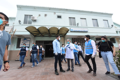 Hecho. El vicealcalde de Guayaquil, Josué Sánchez, y el Ministro de Salud, Juan Carlos Zevallos recorrieron este 26 de marzo el hospital.