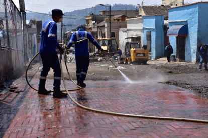 Actividad. Personal de Emaseo efectúa tareas de lavado y limpieza en sitios recuperados de vendedores informales.