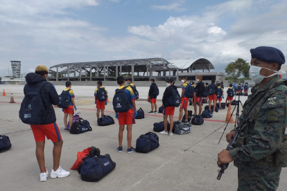 La semana pasada un avión de la Fuerza Aérea trajo desde Chile a 37 niños en un vuelo humanitario
