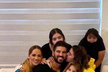 Gabriela con su esposo Dalo, quien cumplió 38 años y sus hijos.