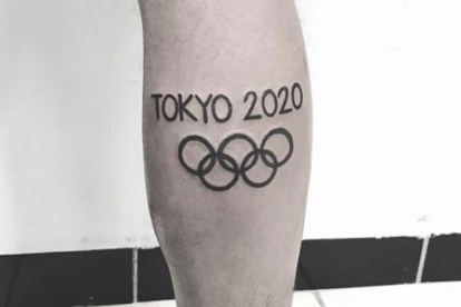 El fondista Derlis Ayala (Paraguay) pide ayuda para cambiar su tatuaje.