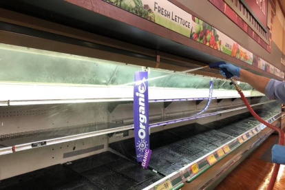 El supermercado se vio obligado a botar todos los alimentos por precaución.