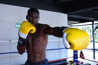 Abel Mina, boxeador de Puerto Quito, entrena en su casa.