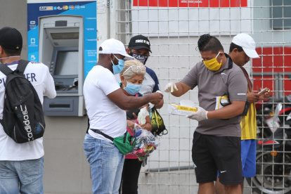 Los vendedores informales laboran por cuarentena en la entrada de la 8.