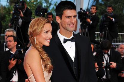 El tenista serbio y su esposa Jelena lideran la iniciativa que busca ayuda a la pelea de ese país contra la pandemia