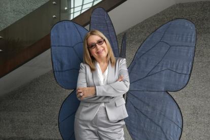 Tiene un título en Lenguas Modernas, una certificación en Manejo de Empresas sin fines de lucro, y otra en Artes en la Educación.